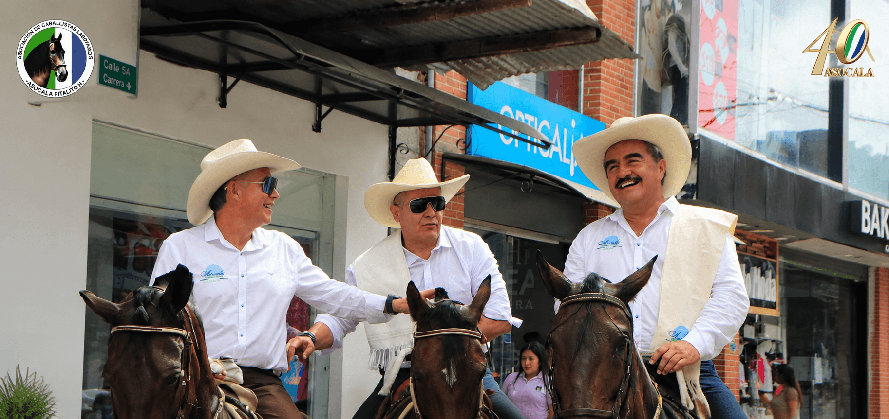 Jinetes con caballos de paso de ASOCALA